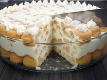 Nem bolo, nem pudim: agora só faço essa torta com camadas crocantes, chocolate branco e muito creme