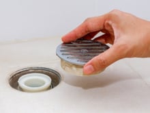 Há 4 anos sofro com cheiro de esgoto no banheiro e não sabia que dava para resolver desse jeito simples que aprendi com um faz-tudo