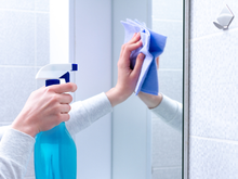 Truque de hotel acaba com as marcas de dedos nos espelhos e vidros: limpeza comprovadamente eficaz