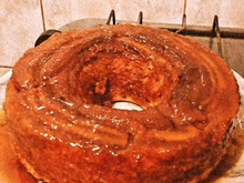 Bolo de banana com calda de caramelo