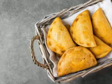 Sem fritar, é só adicionar farinha na água fervente: veja como preparar um pastel de forno delicioso e prático