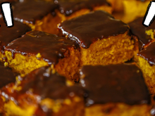 Bolo de cenoura com calda de chocolate fácil: já deixa cortado em quadradinhos para as crianças lancharem