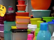 Quantos anos têm os seus potes de plástico? Saiba se está na hora de jogar fora