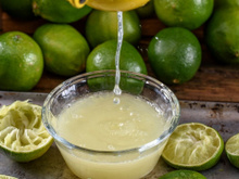 Será que o suco de limão reduz os níveis de açúcar no sangue? Descubra impacto da fruta na sua saúde