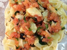 Talharim com tomate picado e fundos de alcachofra