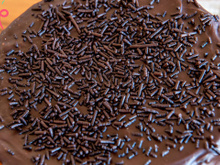 Bolo de aniversário fácil, chocolatudo, suculento e bem molhadinho: é a melhor receita, todo mundo me pede pra fazer!