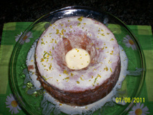 Bolo simples com calda de laranja