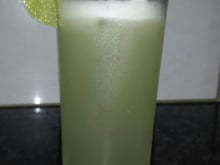 Suco de limão com casca