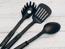 Pânico sobre itens de cozinha de plástico preto pode ter sido causado por um simples erro matemático; eles ainda fazem mal à saúde?