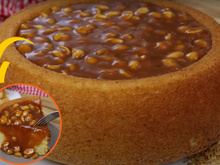 Aqui em casa já é Festa Junina e o bolo da semana é de amendoim com cobertura de pé de moleque cremoso: fica muito bom!