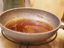 Sem sujeira e sem bagunça: o truque com um ingrediente para limpar e reaproveitar o óleo usado