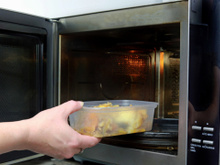 Os perigos de aquecer comida em recipiente de plástico mesmo sem BPA