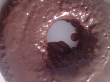 Bolo de chocolate de micro-ondas que sai com cobertura