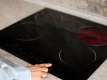 O fogão de indução esconde um problema que poucos sabem como resolver: o que fazer quando a panela gruda no vidro?