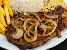 O melhor corte de carne para bife acebolado, segundo açougueiros experientes e chefs de restaurantes