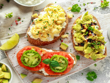 Receita de ovos mexidos cremosos e ricos em proteínas: variações com tomate, abacate, queijo, bacon e leite