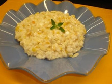 Risoto de damasco com amêndoas e queijo.