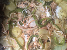 Salmão com batatas, cebola e pimentão