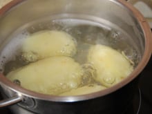 Se você cozinhar batatas neste líquido em vez de água, o sabor será incomparável