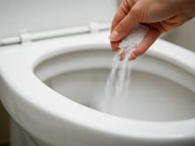 Por que as donas de casa jogam sal no vaso sanitário à noite?