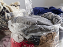 Transforme uma sacola de lixo em saco a vácuo para roupas com essa dica infalível