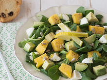 Esqueça o tomate e a alface: a salada perfeita para um jantar leve tem apenas quatro ingredientes e fica deliciosa