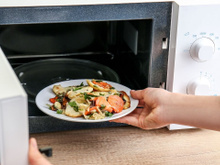 Os perigos ocultos de esquentar comida no micro-ondas que podem estragar o aparelho e até causar acidentes