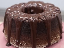 Bolo de chocolate sem farinha e sem leite: a receita que derrete na boca e você pode comer sem culpa no lanche da tarde