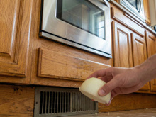 Esfregar cebola nas grades da casa: para que serve e por que recomendam