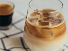 Há anos meu café gelado fica aguado e agora descobri o truque das cafeterias para ficar perfeito, é muito mais fácil do que você imagina!