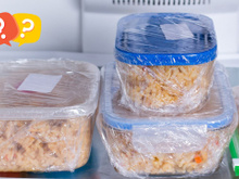 Com quantos anos você descobriu que essa é a melhor forma de congelar arroz e feijão para aproveitar o espaço do freezer? É o fim dos potes empilhados!