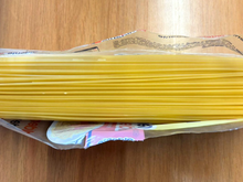 É um gesto quase absurdo, mas é a melhor maneira de abrir e guardar pacotes de espaguete na despensa