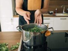 Se você não quer perder nutrientes, nunca cozinhe esses 7 alimentos em água fervente: TudoGostoso ensina os melhores métodos para preservar os benefícios
