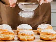 Com quantos anos vocês aprendeu que é possível fazer açúcar de confeiteiro em casa usando esses 2 ingredientes?