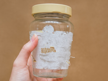 5 truques caseiros para tirar a cola adesiva dos potes de vidro