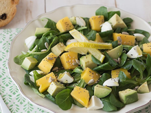 Esqueça o tomate e a alface: a salada perfeita para um jantar leve tem apenas quatro ingredientes e é deliciosa!