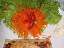 Panqueca com molho 4 queijos e iscas de picanha