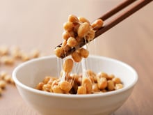 O alimento fermentado com muita proteína que os japoneses comem todos os dias no café da manhã e eu incluí no meu desjejum