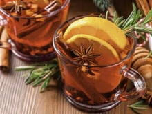 Quentão tradicional com cachaça, gengibre e toque cítrico de laranja