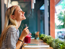 Eu troquei o café de todas as manhãs por essa bebida com o apoio de uma médica especialista em Burnout: veja o que aconteceu com a minha energia e foco
