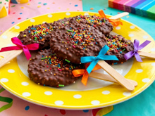 Pirulito de chocolate crocante e decorado para o Dia das Crianças