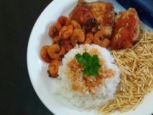 Peixe ao molho de tomate e camarão