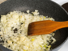 Esse detalhe ao refogar alho e cebola muda completamente o sabor: quando a ordem dos fatores altera o resultado