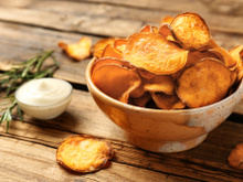 As melhores formas de fazer chips de batata-doce crocante na airfryer, no forno e frita: escolha a sua receita
