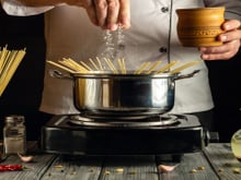 Chef italiano revela: o segredo para o macarrão não grudar nunca mais é adicionar esse ingrediente na água fervente