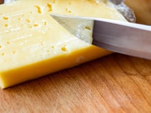 Queijo mofado: podemos apenas cortar a parte afetada ou devemos jogar tudo fora?