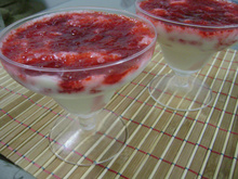 Creme de iogurte com calda de morango