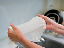 Quando saio de casa, sempre deixo um copo e um pedaço de papel na pia: me sinto mais segura e vou explicar o porquê