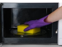Desinfetar as esponjas no micro-ondas: por que não fazer isso?