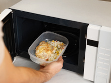 Nunca mais comi arroz ressecado no almoço do trabalho: truque simples deixa o alimento da marmita fresquinho